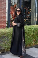 عباية غصون كريب بلاك بيري سوداء بتدخيلة قماش منقوش...