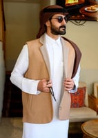 سديري جوخ دبل فيس عسلي وبيج بتصميم ياقة عريضة وإطل...