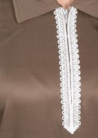 يونيفورم شتوي للعاملات بدانتيل أبيض ناعم