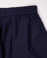 تنورة مدرسية كحلية بتصميم كسرات ناعمه