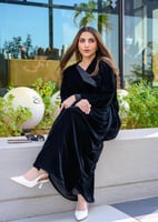 عباية مخمل أسود كلاسيكي بشت شتوي مع طرحة
