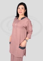 زي عاملات رسمي مع مريلة