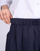 تنورة مدرسية كحلية أنيقة بتصميم بسيط وعملي