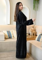 عباية لف كلاسيك مخمل سوداء سادة