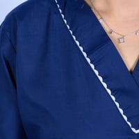 طقم عاملة منزلية بياقة مثلثة