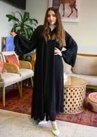 عباية سوداء أنترنت بحواف زهر أسود على الحواف مع طر...