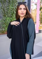 عباية انترنت سوداء بلمسة كريب مغسول بحرية صيفية