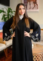 عباية توليب سوداء من قماش إنترنت الفاخر بتطريز زهو...