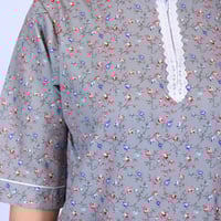 زي العاملات بزهور أنيقه