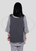 زي عاملات رسمي مع مريلة