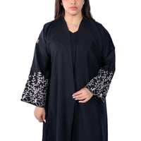 عباية سوداء بتطريز أبيض بالكم