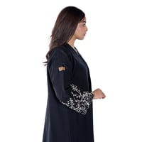 عباية سوداء بتطريز أبيض بالكم
