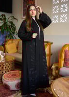 عباية سوداء كلاسيك بتطريز حرير وساتان مع طرحة