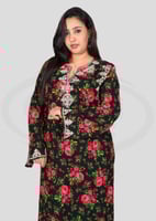 جلابية روز ناعمة بنقشة الزهور وتطريز صدر أنيق