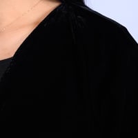 عباية سوداء لف مخمل مع شال وبأكمام كشميري ملون