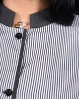 زي عاملة مقلم بأكمام طويله