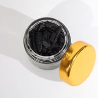 عود مسقّى بعطور فرنسية