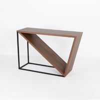 كنسول خشب بتصميم مثلث