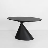 طاولة خشب دائرية بتصميم عصري وحديث