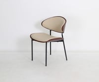 كرسي بمقعد وظهر خشب مغطى بالجلد