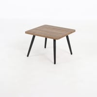 طاولة ارضية صغيرة مربعة