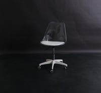 كرسي مكتبي متحرك شفاف