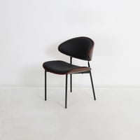 كرسي بمقعد وظهر خشب مغطى بالجلد