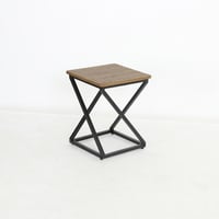 طاولات جانبية خشبية بقاعدة حديد