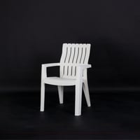 كرسي بلاستيك عملي بتصميم مريح