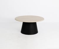 طاولة قهوة مودرن بلمسة خشبية وقاعدة مخروطية