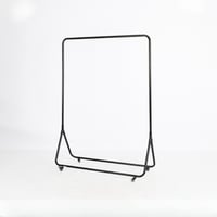 علاقة الملابس المميزة