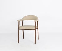 كرسي أنيق بتصميم عصري ومريح