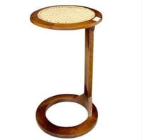 طاولة بقاعدة خشب هندي وسطح راتان