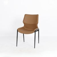 كرسي جلد مع أرجل حديدية