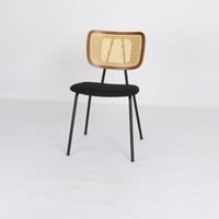 كرسي بظهر راتان ومقعد جلد