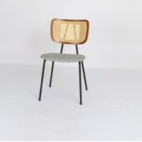 كرسي بظهر راتان ومقعد جلد