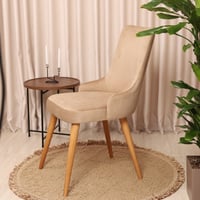 كرسي مودرن مبطّن بتصميم أنيق