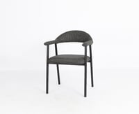 كرسي أنيق بتصميم عصري ومريح