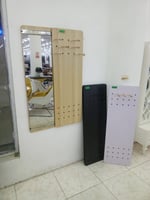 علاقة ملابس مع مرايا مع باب سحاب