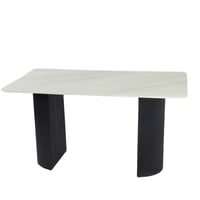 طاولة بتصميم عصري