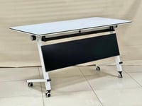 طاولة تدريب / اجتماعات عملية بتصميم عصري أنيق.