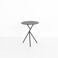 طاولة حديد دائرية بتصميم مائل