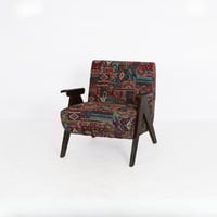 كرسي بتصميم شرقي عصري