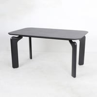 طاولة بتصميم عصري