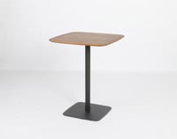 طاولة بقاعدة حديد وسطح خشب مربعة