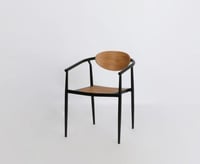 كرسي معدني بمقعد خشب طبيعي – تصميم عصري خفيف