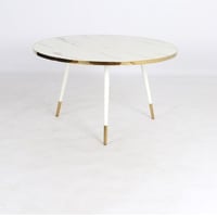 طاولة دائرية بعروق رمادية