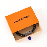 1V Monogram pattern engraved chain bracelet.