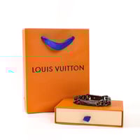 1V Monogram pattern engraved chain bracelet.