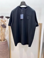 بلوزة نصف كم مريحة للرجال لويس فيتون بشعار مطرز لو...